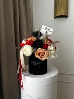 flowerbox - bloembox - flower box - bloem box - bloem doos - bloemen in doos - ronde doos met bloemen - box with flowers